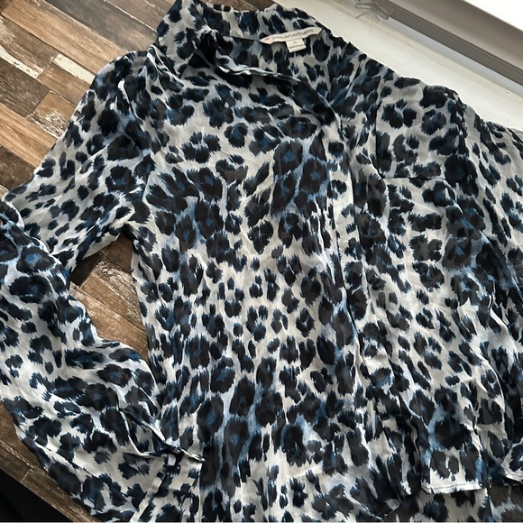 Diane Von Furstenberg Blue and Black Leopard Print Blouse - Size 10 - Picture 4 of 11